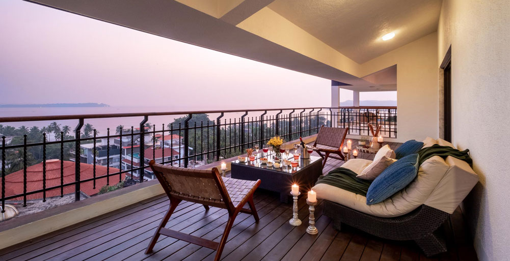 Belas Casas - Upper deck at night